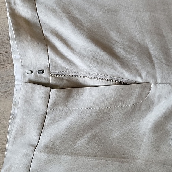 COS shiny cream colored cropped trousers in size US 4. - Picture 2 of 9